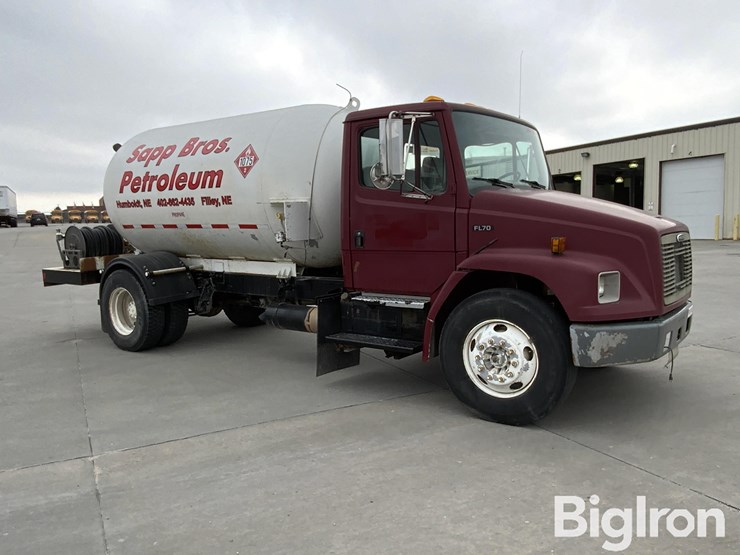 2001-freightliner-fl70-image-3