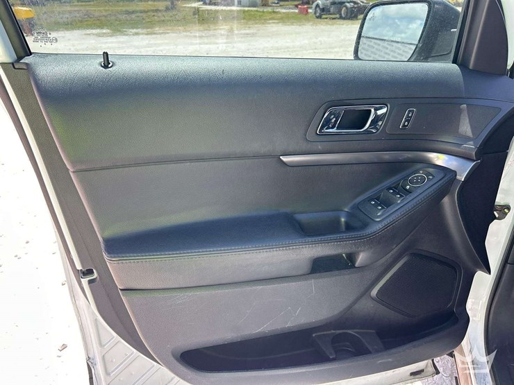 2016-ford-explorer-image-11