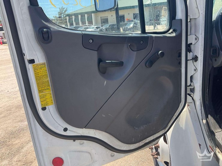 2015-freightliner-m2-106-image-44