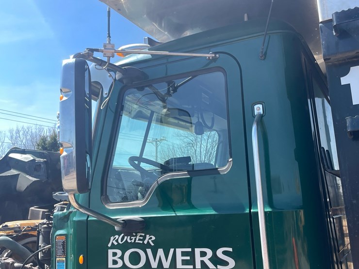 #4014-•-2013-quad-axle-mack-dump-truck-(has-wi-title)-image-51