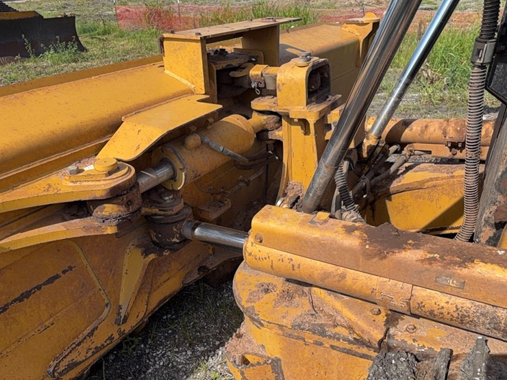 2016-caterpillar-d6t-image-16