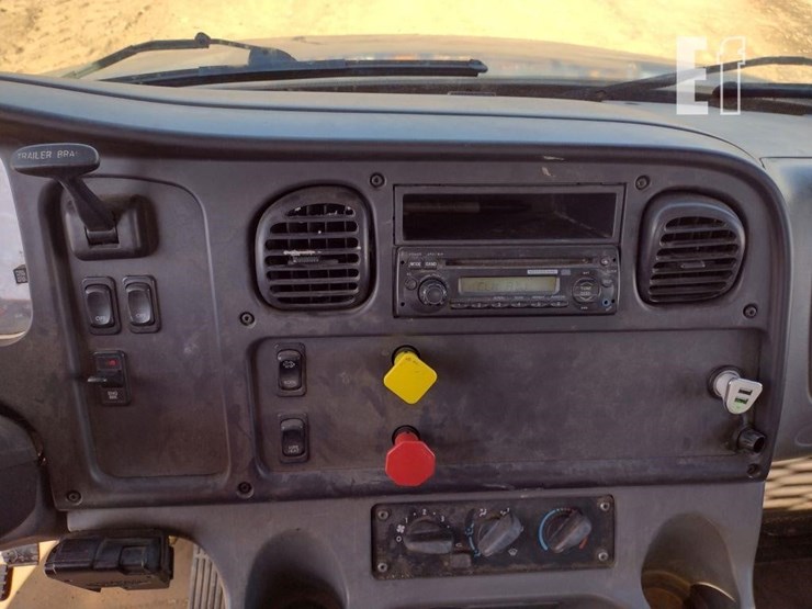 2015-freightliner-business-class-m2-106-image-8