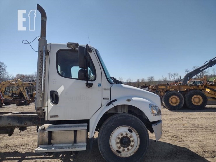 2005-freightliner-business-class-m2-106-image-25
