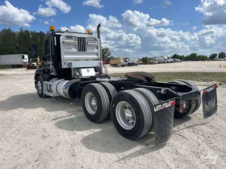 2019-peterbilt-579-image-4