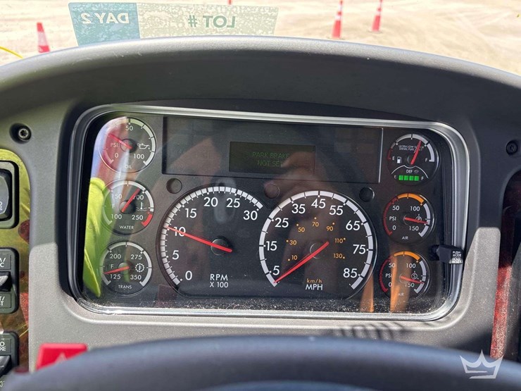 2015-freightliner-m2-106-image-18