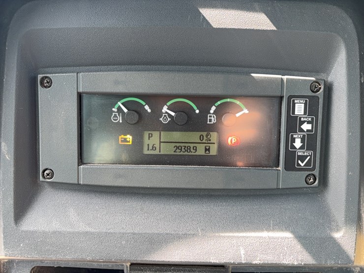 2023-deere-650k-lgp-image-21