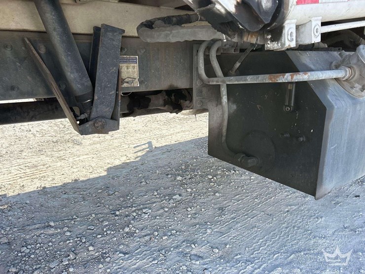 2015-peterbilt-320-image-22