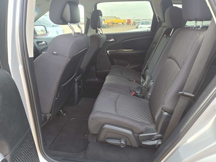 2013-dodge-journey-sxt-image-10