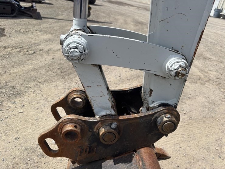 2020-takeuchi-tb240-image-14