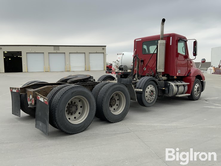 2017-freightliner-columbia-120-image-5