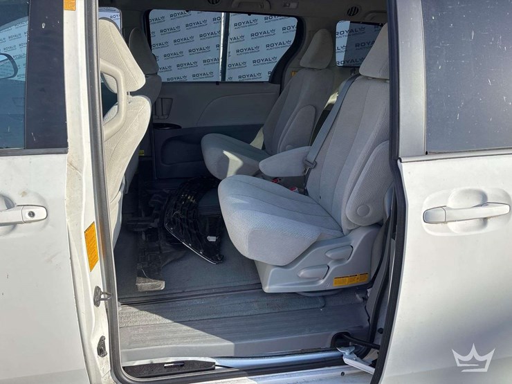 2013-toyota-sienna-image-20
