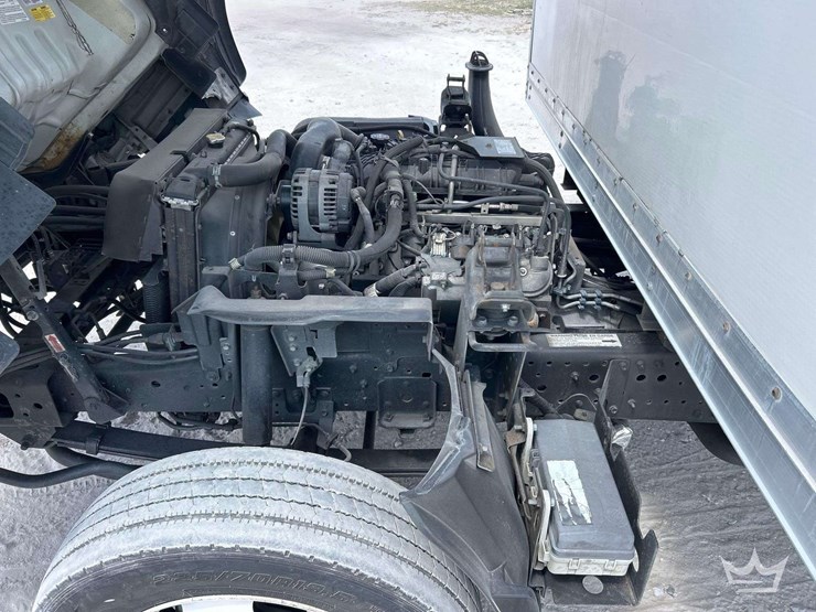 2015-isuzu-npr-image-7
