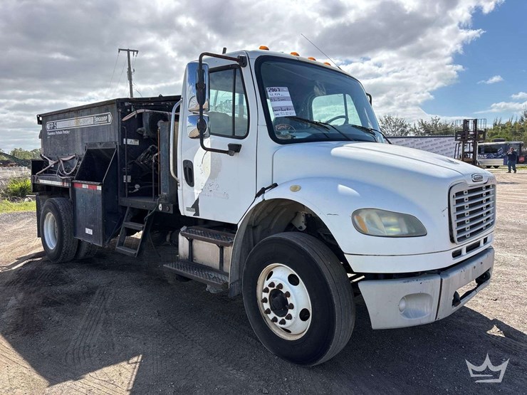 2007-freightliner-m2-106-image-2
