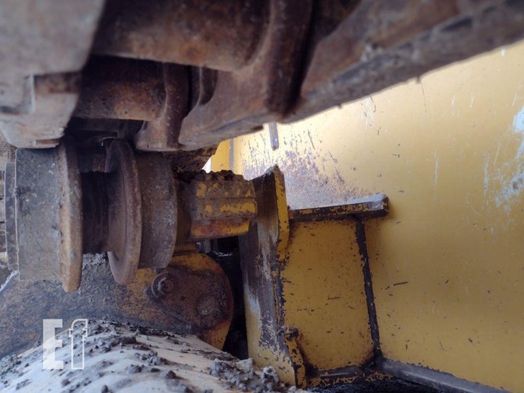 2007-deere-700j-xlt-image-12