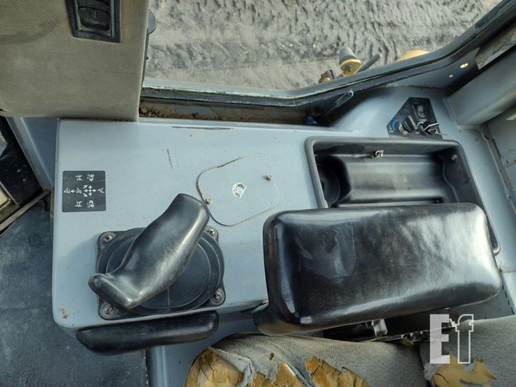 2004-deere-750c-lt-image-8