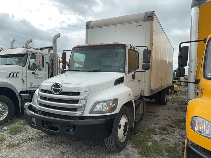 2015-hino-268-image-1