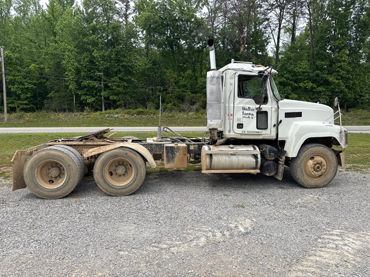 2004-mack-ch613-image-1