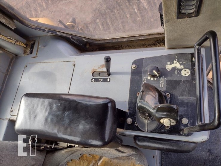 2004-deere-750c-lt-image-9