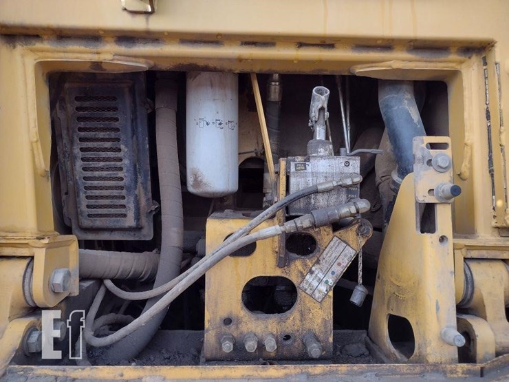 2004-deere-750c-lt-image-35