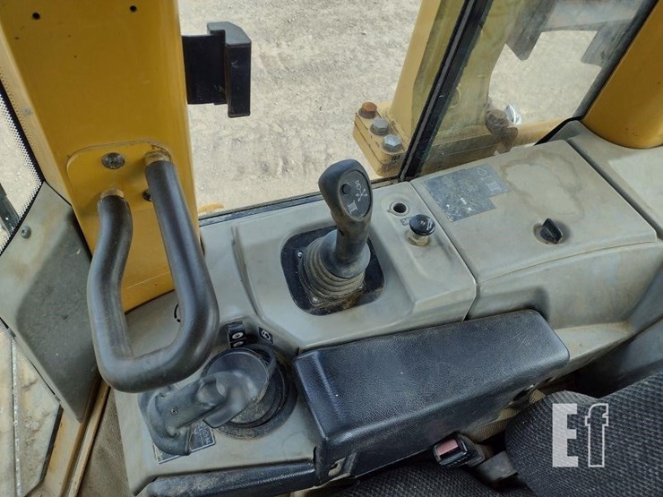 2006-caterpillar-d5n-xl-image-9