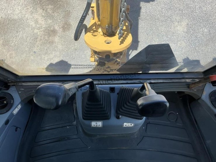 new-holland-555e-image-22