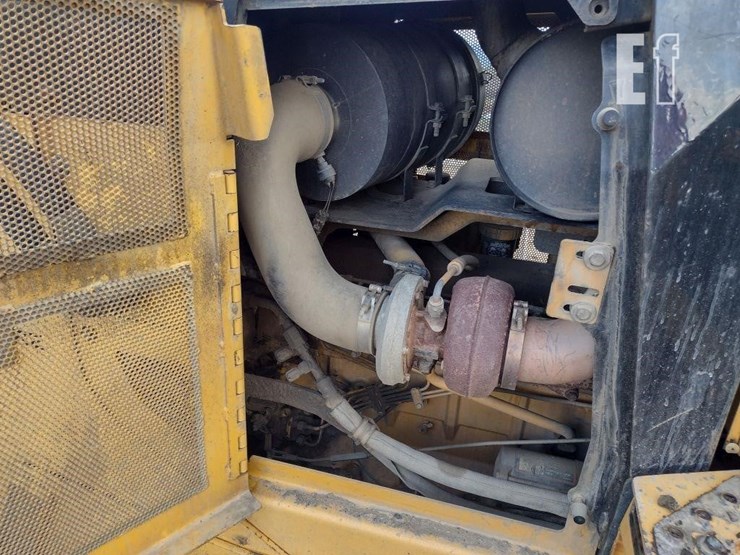 2004-deere-750c-lt-image-22