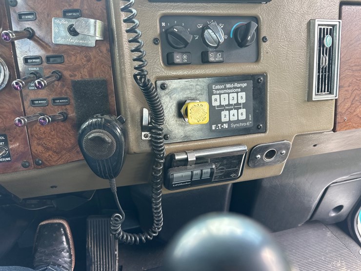 2001-peterbilt-330-image-10
