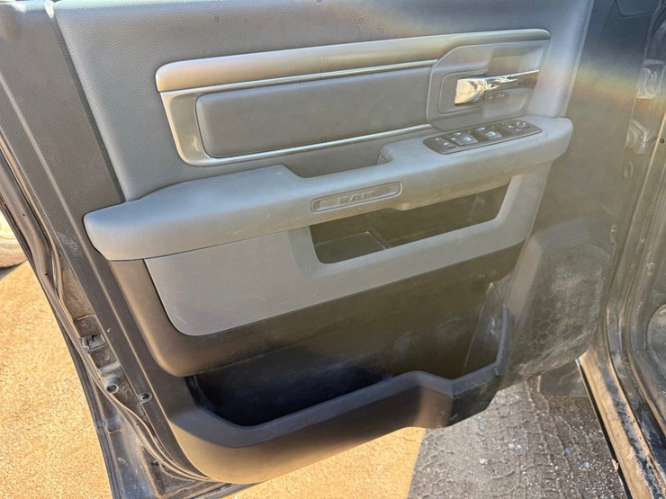 2016-dodge-1500-image-35