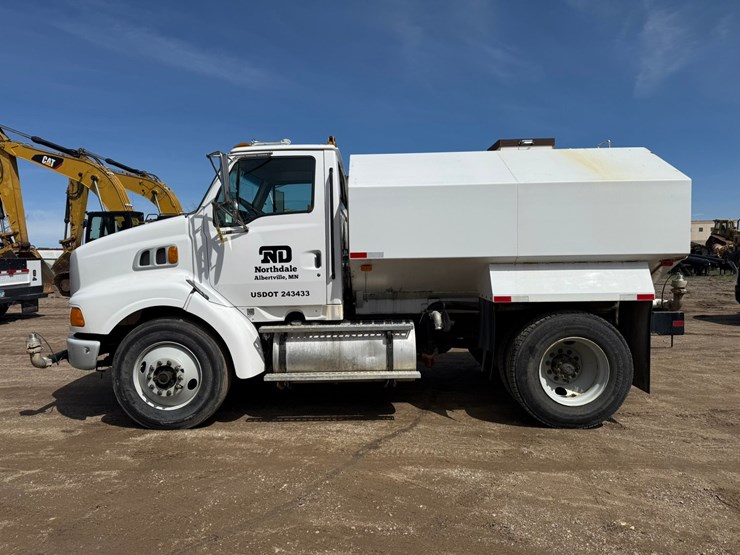 #6396-•-1997-ford-6911l-water-truck-image-2