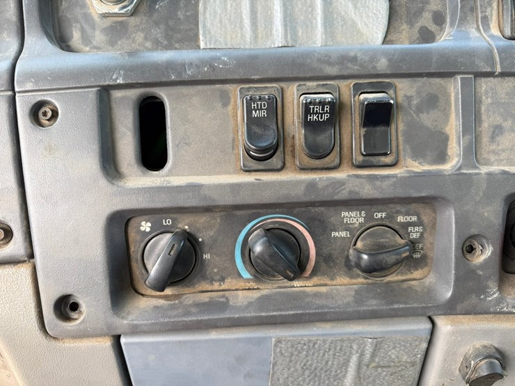 #6396-•-1997-ford-6911l-water-truck-image-52