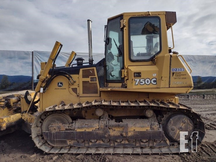 2004-deere-750c-lt-image-13