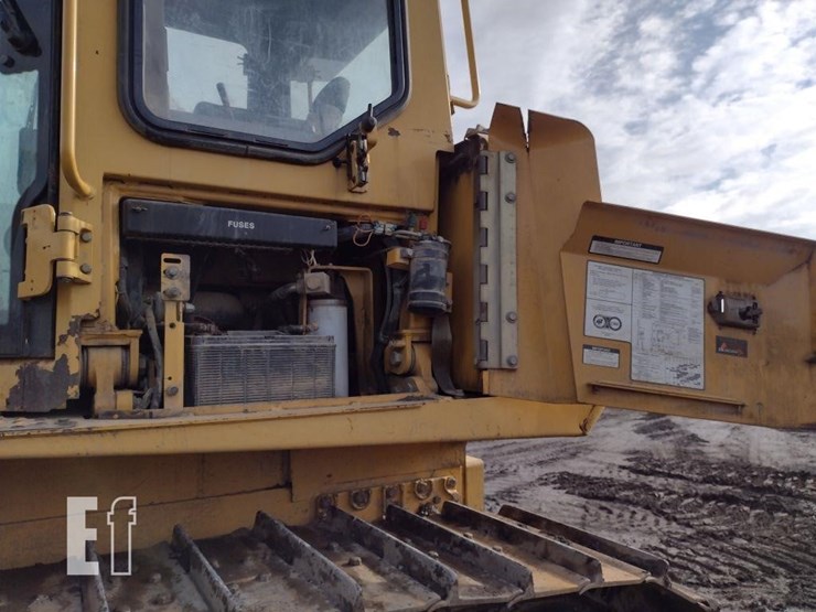 2004-deere-750c-lt-image-19