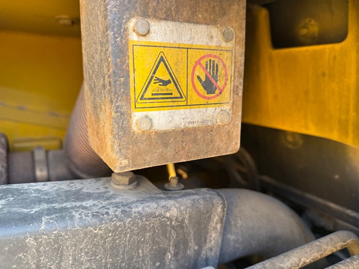 2014-komatsu-d51pxi-image-33