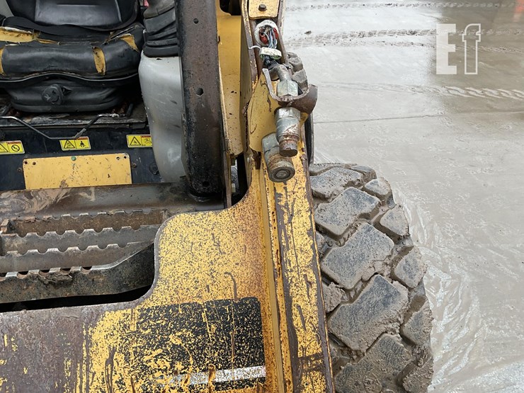 2006-caterpillar-242b-image-11