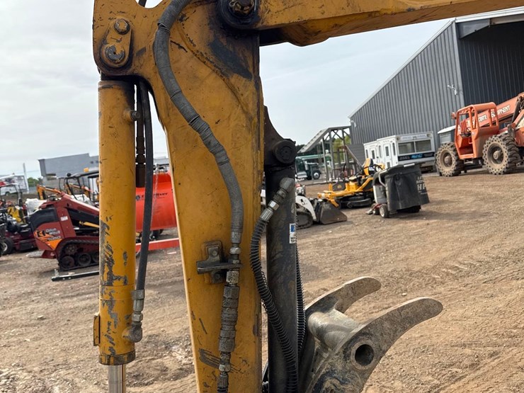 2019-kato-hd35v4-hydraulic-mini-excavator-image-11