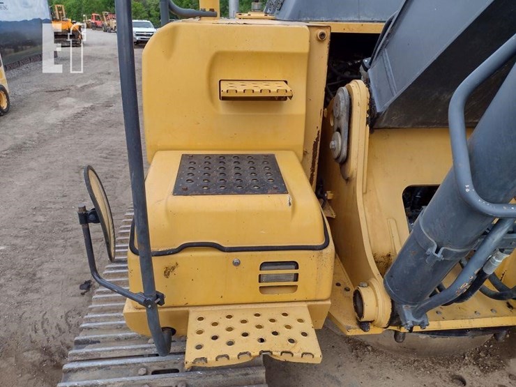 2006-deere-270d-lc-image-48