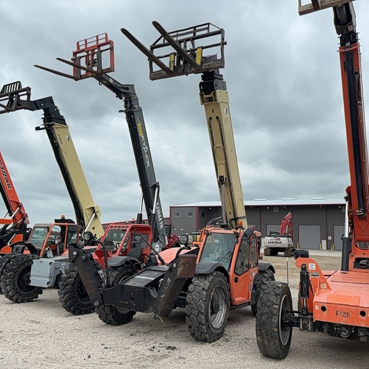 2016 JLG 1055