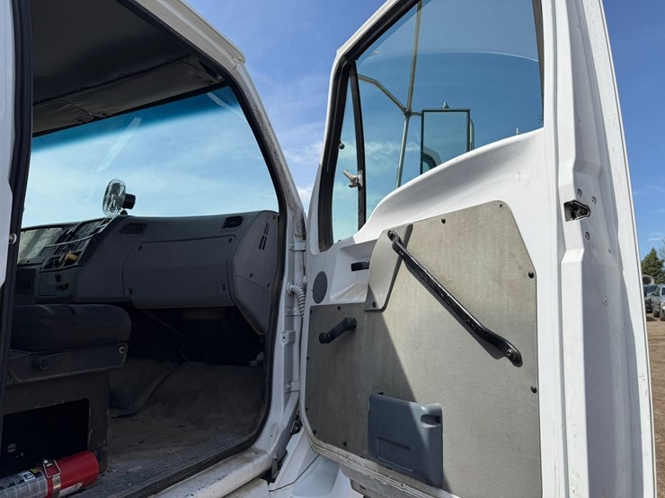 #6396-•-1997-ford-6911l-water-truck-image-44