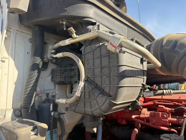 2021-kenworth-t880-image-35