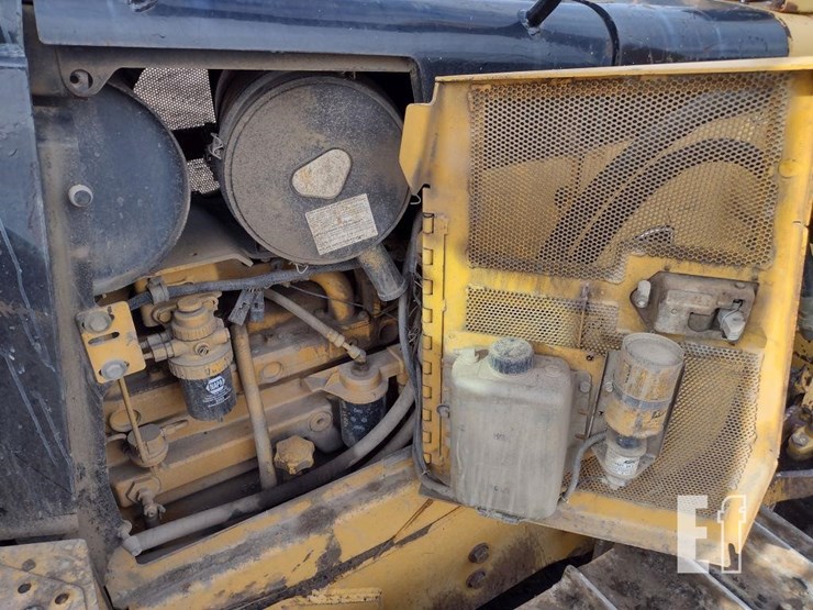 2004-deere-750c-lt-image-37