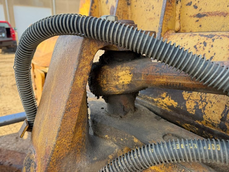 caterpillar-d4h-lgp-image-15