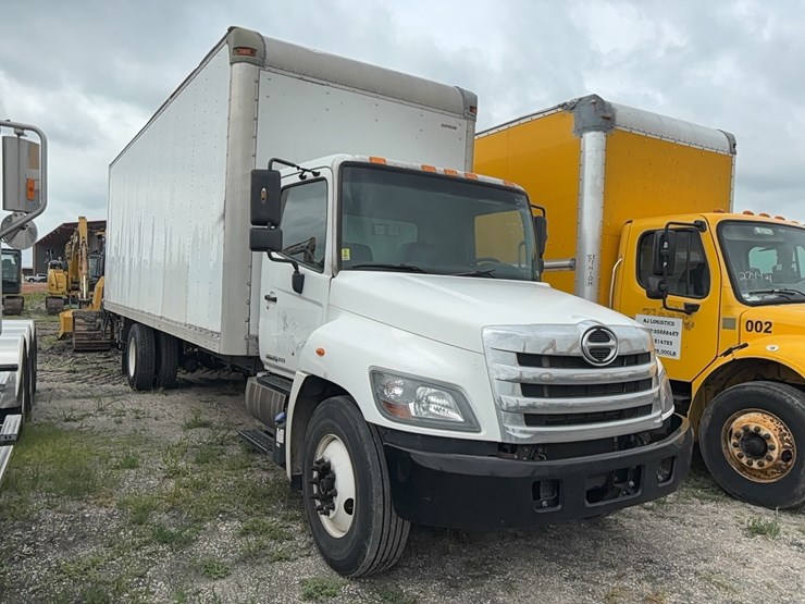 2015-hino-268-image-2