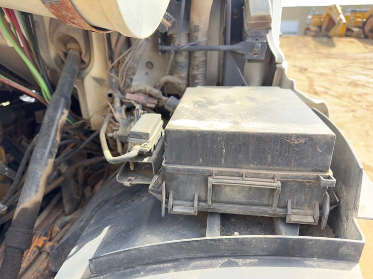 #6396-•-1997-ford-6911l-water-truck-image-18