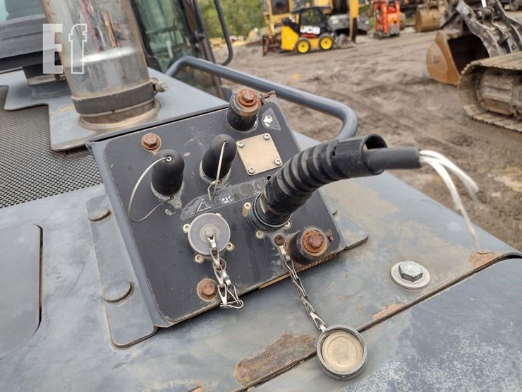2007-deere-700j-xlt-image-24