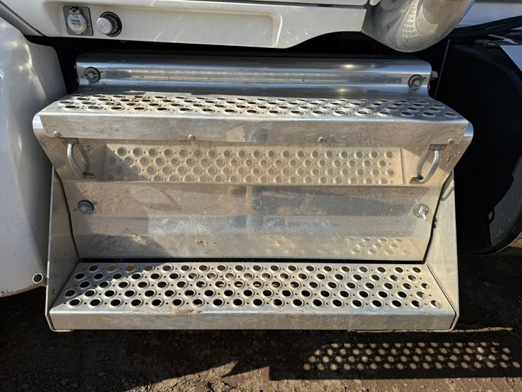 2021-kenworth-t880-image-36