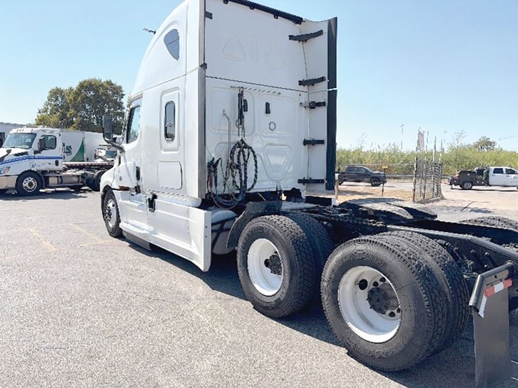 2022-freightliner-cascadia-126-image-2