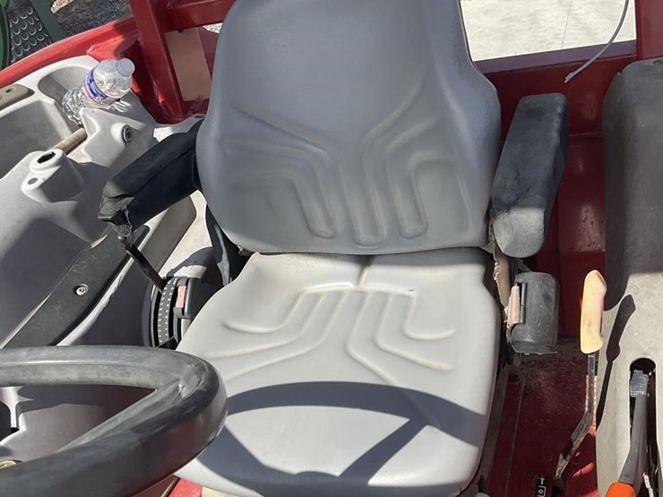 2017-case-ih-farmall-140a-image-9