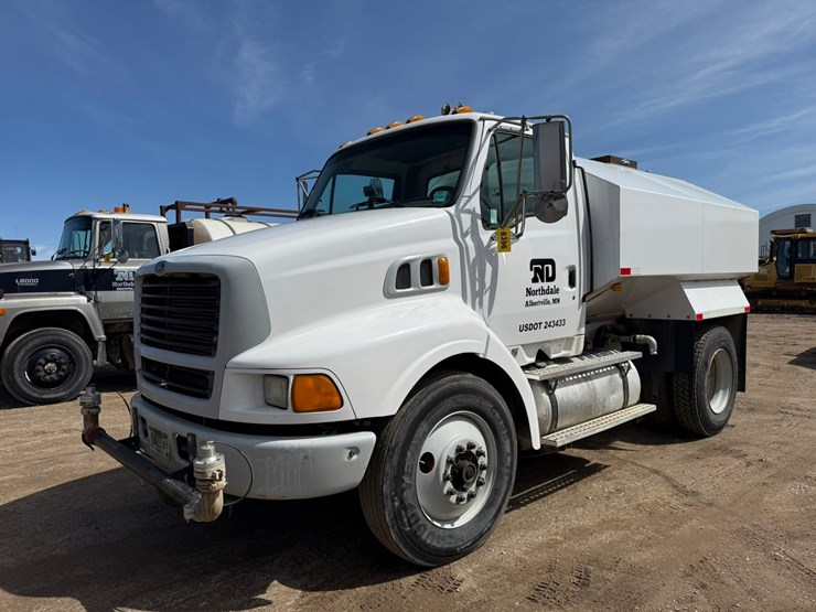 #6396-•-1997-ford-6911l-water-truck-image-1