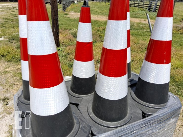 2026-traffic-cones-28inch-tall-image-2