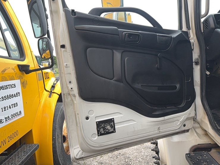 2015-hino-268-image-12